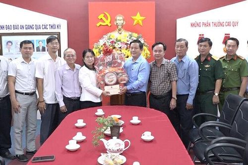 Lãnh đạo Thị ủy Tân Châu thăm, chúc Tết nhiều cá nhân, đơn vị