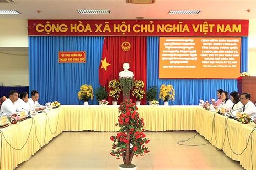 Huyện trưởng huyện Borie Cholsar thăm, chúc Tết TP. Châu Đốc