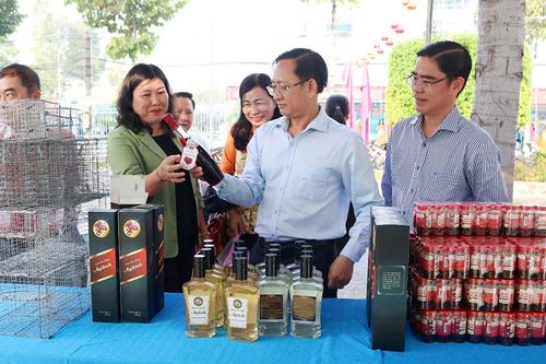 Châu Thành khai mạc giao lưu ẩm thực, trò chơi dân gian và trưng bày các sản phẩm đặc trưng của địa phương năm 2025