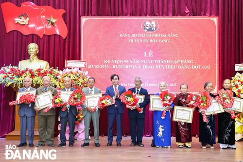 Hòa Vang trao Huy hiệu Đảng cho 43 đảng viên đủ tiêu chuẩn
