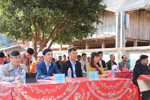 Người dân Khơ Mú ở biên giới Việt - Lào được sử dụng điện lưới quốc gia