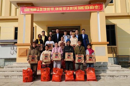 Ủy ban Kiểm tra Tỉnh ủy trao quà tết cho người dân xã Pa Thơm