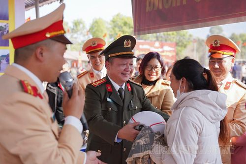 Gần 1.000 suất quà Tết được trao tại Chương trình 'Sắc xuân biên giới - An ninh vững bền'