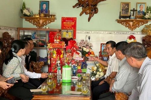 Chủ tịch HĐND tỉnh Thái Bảo tặng quà, chúc Tết gia đình liệt sĩ huyện Vĩnh Cửu