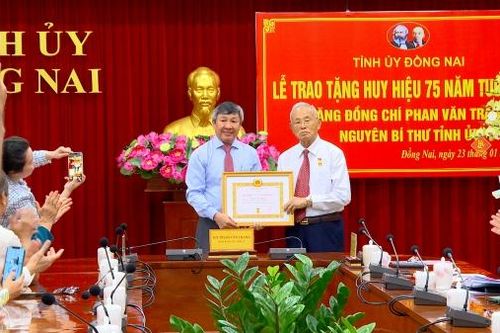 Trao Huy hiệu 75 năm tuổi Đảng cho nguyên Bí thư Tỉnh ủy Phan Văn Trang