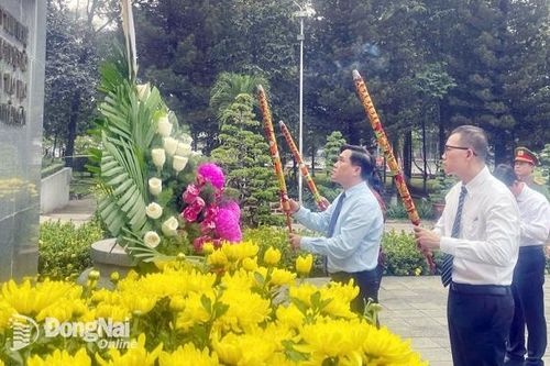 Thành ủy Biên Hòa dâng hương tại các tượng đài chiến thắng