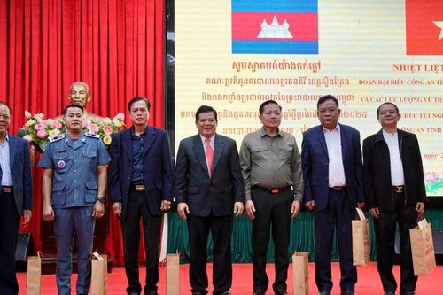 Đoàn công tác lực lượng vũ trang Vương quốc Campuchia chúc Tết Công an tỉnh Gia Lai