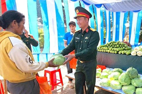 Chư Sê khai mạc 'Phiên chợ xuân, thắm tình quân dân'
