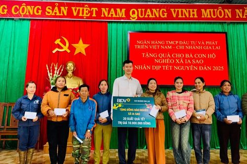 Tặng 20 suất quà Tết cho hộ nghèo, hộ cận nghèo tại xã Ia Sao