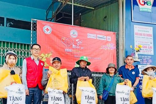 Câu lạc bộ Ngôi nhà yêu thương trao 40 suất quà đến hộ nghèo, khó khăn