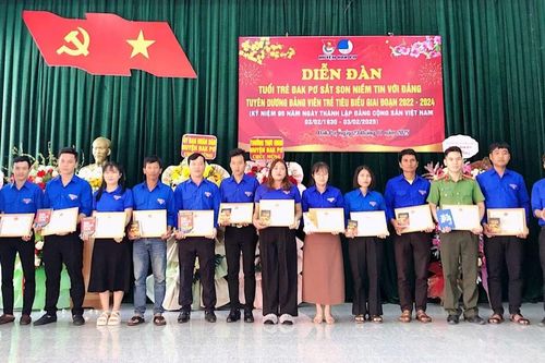 Đak Pơ tuyên dương 13 đảng viên trẻ