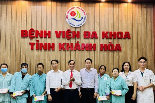 Thăm và tặng quà Tết cho bệnh nhân nghèo tại Bệnh viện Đa khoa tỉnh