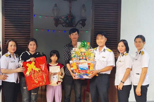 Lữ đoàn 162: Thăm, tặng quà Tết cho con ngư dân nhận đỡ đầu