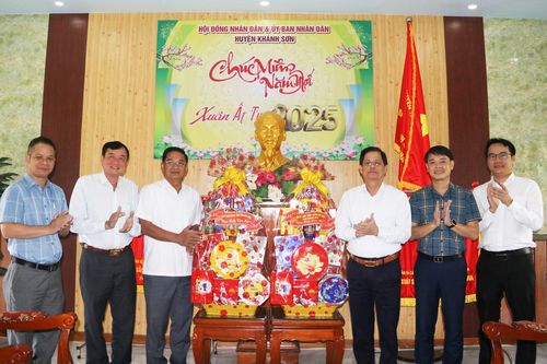 Chủ tịch UBND tỉnh Nguyễn Tấn Tuân thăm, chúc Tết huyện Khánh Sơn