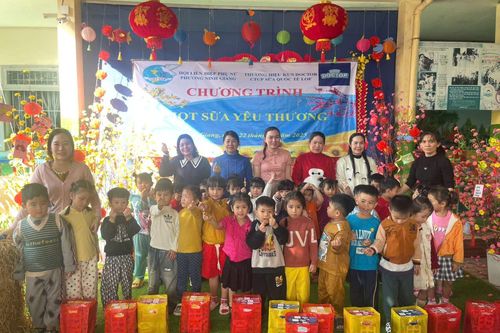 Trao 400 suất quà từ Chương trình 'Giọt sữa yêu thương' cho trẻ em phường Ninh Giang