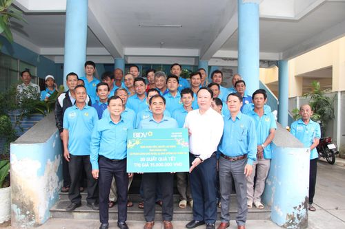 Trao 30 suất quà Tết cho đoàn viên Nghiệp đoàn Xích lô du lịch Nha Trang
