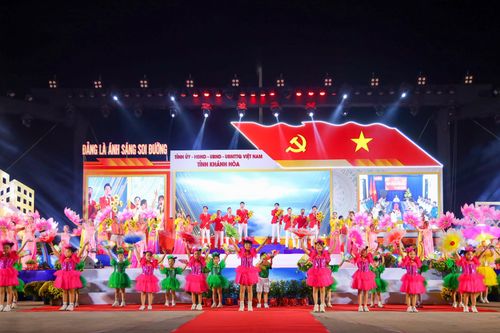 Đặc sắc và ấn tượng chương trình 'Đảng là ánh sáng soi đường'