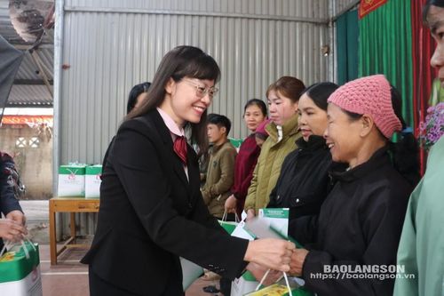 Công đoàn cơ sở Chi nhánh Ngân hàng Chính sách xã hội tỉnh tặng 70 suất quà tết tại xã Nam Quan, huyện Lộc Bình