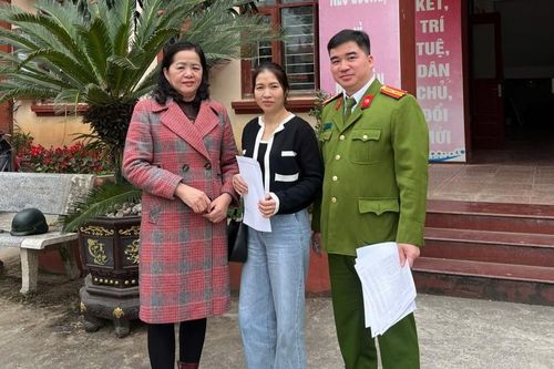 Người dân nhận lại 490 triệu đồng chuyển khoản nhầm nhờ sự hỗ trợ của Công an huyện Tràng Định