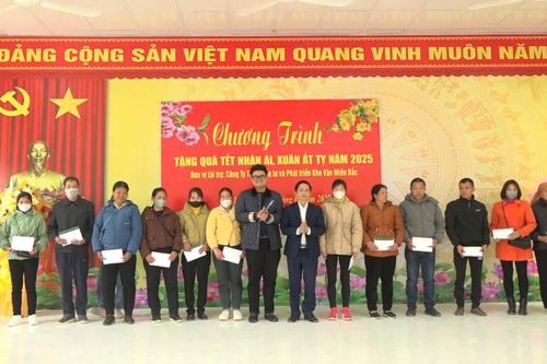 Công ty TNHH Đầu tư và Phát triển Kho Vận Miền Bắc trao 220 suất quà tại huyện Văn Lãng