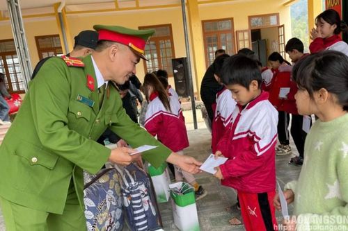Phòng Cảnh sát Cơ động Công an tỉnh tổ chức chương trình 'Tết trao yêu thương cùng em đến trường' tại xã An Sơn, huyện Văn Quan