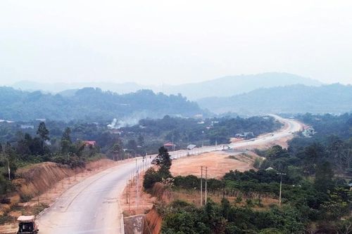Bảo Thắng: Các hộ dân bàn giao mặt bằng thi công đường nối cầu Làng Giàng