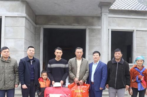 Báo Lào Cai trao hỗ trợ xóa nhà tạm, nhà dột nát tại xã Lùng Vai