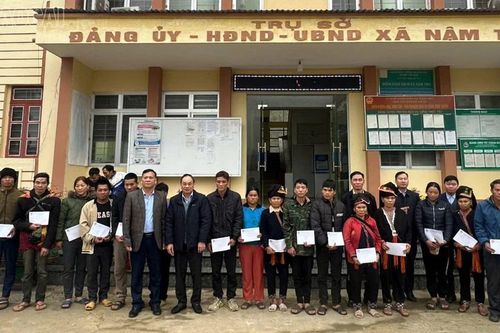 Chủ tịch Ủy ban MTTQ Việt Nam tỉnh Lý Văn Hải tặng 100 suất quà tết cho hộ nghèo huyện Văn Bàn