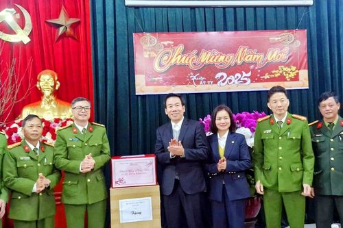 Trưởng Ban Tuyên giáo Tỉnh ủy Dương Đức Huy thăm, tặng quà một số đơn vị lực lượng vũ trang tỉnh làm nhiệm vụ trực Tết