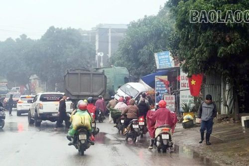 Va chạm giữa 3 xe ô tô, rất may không có thiệt hại về người