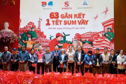 Chương trình '63 gắn kết - 1 Tết sum vầy' trao hơn 300 phần quà cho người dân Lào Cai