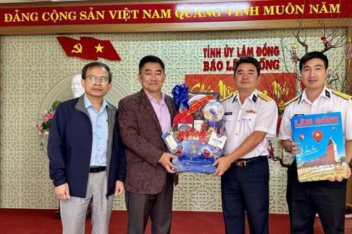 Trung đoàn 196 Hải quân thăm và chúc Tết Báo Lâm Đồng
