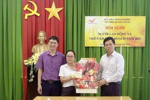 Đảng ủy Khối Doanh nghiệp Lâm Đồng thăm, tặng quà các đảng viên khó khăn