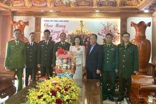Lãnh đạo huyện Lạc Dương thăm, chúc Tết các cơ quan, đơn vị và gia đình chính sách tiêu biểu