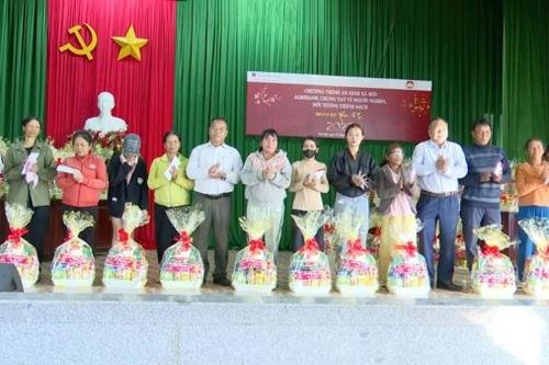 Ngân hàng Agribank chi nhánh tỉnh Lâm Đồng tặng quà tại Lâm Hà