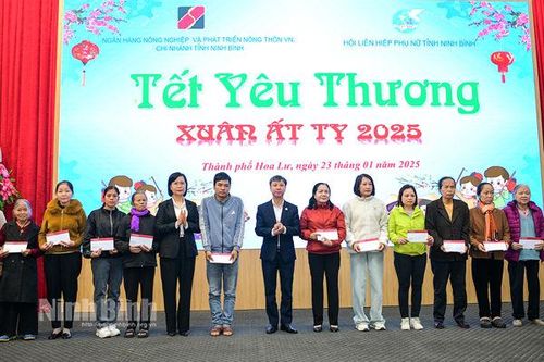 Hội LHPN tỉnh trao tặng 60 suất quà Tết cho phụ nữ nghèo, trẻ em có hoàn cảnh khó khăn