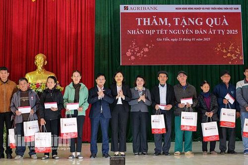 Agribank trao tặng 200 suất quà Tết tại xã Gia Xuân và Gia Lập