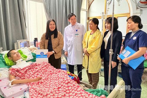 BHXH tỉnh tặng quà bệnh nhân có hoàn cảnh khó khăn