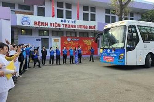 Gần 100 bệnh nhân và người nhà về quê trên 'Chuyến xe yêu thương'