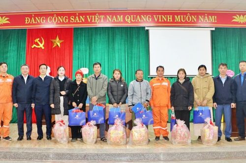 Thủy điện Trung Sơn tặng quà tết cho các hộ gia đình có hoàn cảnh đặc biệt khó khăn