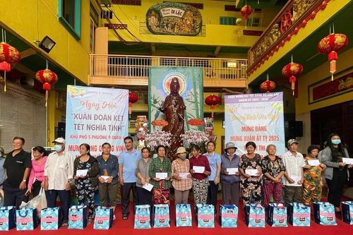 Các tự viện tại Q.6 tặng quà đến người có hoàn cảnh khó khăn nhân dịp Tết Ất Tỵ 2025