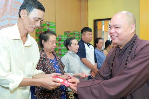 Ban Kinh tế - Tài chính T.Ư tặng 1.000 phần quà Xuân yêu thương tại TP.HCM