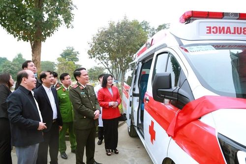 Nhiều cơ sở y tế tỉnh Nghệ An nhận xe cứu thương do Công an tỉnh trao tặng