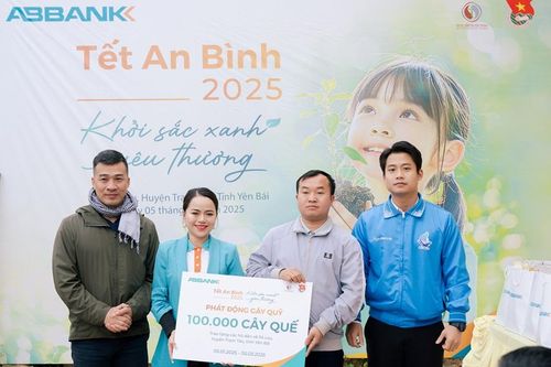 Bà con tỉnh Yên Bái được tặng cây quế và phân bón