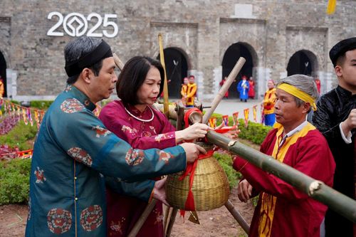 Thực hiện nghi lễ 'tống cựu, nghinh tân' tại Hoàng Thành Thăng Long