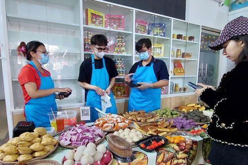 Người dân thỏa sức mua sắm nông đặc sản
