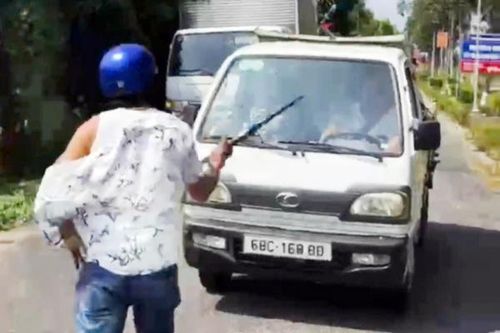 Tạm giữ đối tượng đập phá xe ô tô tải