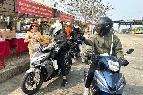Công an tỉnh Đắk Nông tiếp sức cho người dân trên đường về quê đón Tết