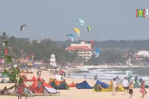 Mũi Né rực rỡ mùa lướt ván diều