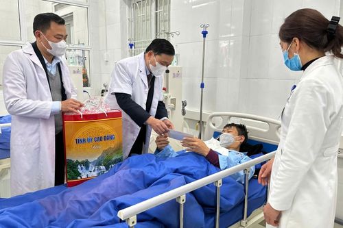Phó Bí thư Thường trực Tỉnh ủy Triệu Đình Lê thăm, tặng quà Trung tâm Y tế huyện Hòa An